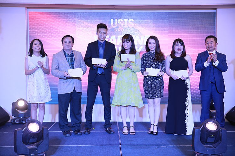 Tập thể USIS Consulting và USIS Education
